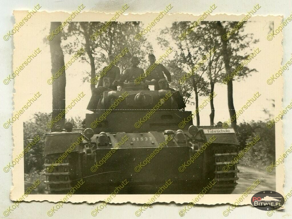 Pz.Kpfw. III Ausf.F(U) 5cm (Fgst.Nr.61533) {002}{a}.jpg